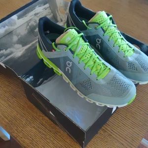 Basiclly brand new size 9.5 ON Running Cloudflow